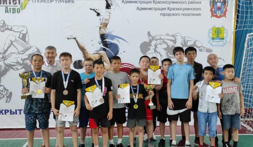 С 10 по 12 июня 2022 года в г. Красный Сулин Ростовской области состоялось открытое первенство по вольной борьбе.
